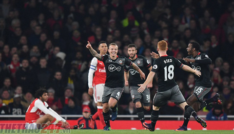 Arsenal bị Southampton loại khỏi Cúp Liên đoàn Arsenal 0-2 Southampton, ket qua Arsenal 0-2 Southampton, ti so Arsenal 0-2 Southampton, tu ket cup lien doan, arsenal bi loai