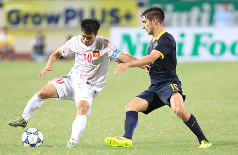Thầy Giôm nghiên cứu chiến thuật cho hàng công U19 Việt Nam U19 Việt Nam,u19 viet nam,u19 việt nam,HLV Guillaume Graechen,VCK U19 châu Á 2014,AFF Cup 2014,bầu Đức,VFF,đội tuyển U19 Việt Nam tập luyện, Tuấn Tài, Văn Toàn, Công Phượng