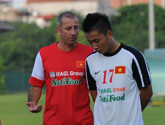 Thầy Giôm nghiên cứu chiến thuật cho hàng công U19 Việt Nam1 U19 Việt Nam,u19 viet nam,u19 việt nam,HLV Guillaume Graechen,VCK U19 châu Á 2014,AFF Cup 2014,bầu Đức,VFF,đội tuyển U19 Việt Nam tập luyện, Tuấn Tài, Văn Toàn, Công Phượng