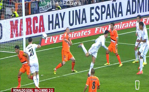 Ronaldo nổi cáu với pha xử lý không tốt của Morata khi Real bị dẫn bàn Real vs Valencia, Cristiano Ronaldo, Alvaro Morata, Real Madrid, Kền Kền, Ronaldo lập siêu phẩm, CR7, vong 36 la liga, la liga