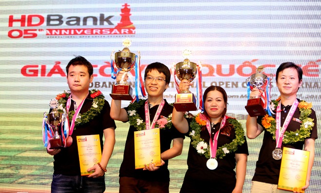 Lê Quang Liêm trên bục nhận giải HDBank 2015 Quang Liêm, Trường Sơn, giải cờ vua châu Á 2015,Lê Quang Liêm,Nguyễn Ngọc Trường Sơn, Nguyễn Huỳnh Minh Huy, Nguyễn Đức Hòa, Nguyễn Thị Mai Hưng, Phạm Lê Thảo Nguyên, Nguyễn Thị Thanh An, Lê Kiều Thiên Kim,Buchholz,HS cờ vua,Kỳ thủ,cờ vua,Olympiad,cờ nhanh,cờ chớp,cờ tiêu chuẩn