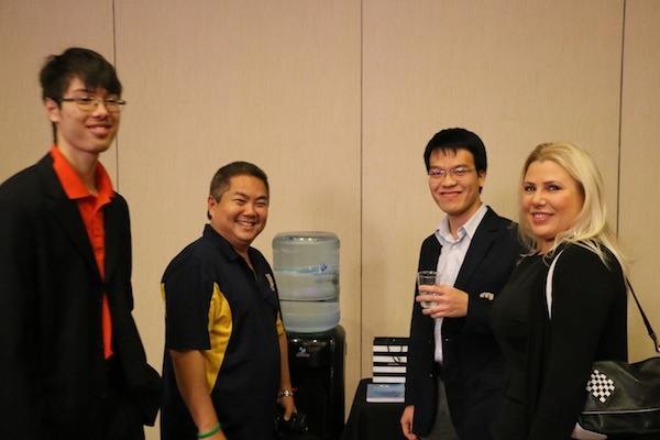 GM Lê Quang Liêm, GM Ray Robson (trái), cùng 2 vị HLV đồng thời là vợ chồng Paul Truong và Susan Polgar- những người đóng góp rất lớn vào thành công của kỳ thủ số 1 Việt Nam Quang Liêm,Trực tiếp Lê Quang Liêm vs Hikaru Nakamura,bán kết Giải cờ vua triệu phú 2015,Millionaire Chess 2015,Lê Quang Liêm,Hikaru Nakamura,Quang Liêm,So Wesley,giải cờ vua thế giới,Giải cờ vua triệu phú,Trường Sơn,Giải cờ vua triệu phú 2015,lê quang liêm,le quang liem
