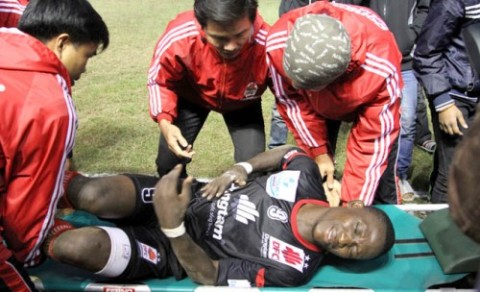Danny David đau đớn sau cú đạp bóng của Đinh Văn Ta (Ảnh: VSI) bao luc V-League, Danny David