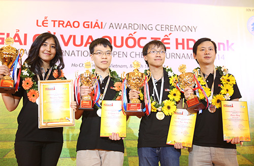 Trường Sơn (thứ hai từ phải sang) nhận cúp vô địch cùng Zhang Zhong (phải), Quang Liêm (giữa) và vô địch nữ Nafisa (trái) Truong Son vo dich HDBank, co vua