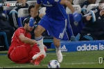 VIDEO: Costa tranh bóng rồi giẫm thẳng vào chân của đối thủ