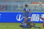 Ghê rợn cảnh Demba Ba bị gãy đôi xương chân ở Trung Quốc Ghê rợn cảnh Demba Ba bị gãy đôi xương chân ở Trung Quốc