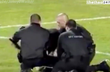 VIDEO: Đánh 1 fan cuồng, nhân viên an ninh bị CĐV tràn vào sân trả đũa VIDEO: Đánh 1 fan cuồng, nhân viên an ninh bị CĐV tràn vào sân trả đũa