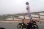 Video đua xe: Dân tổ khoanh tay đứng trên xe máy đi hơn 1km ở VIệt Nam Video đua xe: Dân tổ khoanh tay đứng trên xe máy đi hơn 1km ở VIệt Nam