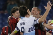 VIDEO: Sao AC Milan nhận thẻ đỏ vẫn quay lại gây sự với đối phương VIDEO: Sao AC Milan nhận thẻ đỏ vẫn quay lại gây sự với đối phương