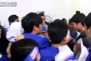 VIDEO: CĐV cuồng nhiệt 'bủa vây' Công Phượng và đồng đội sau chiến thắng VIDEO: CĐV cuồng nhiệt 'bủa vây' Công Phượng và đồng đội sau chiến thắng