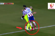 VIDEO: Trọng tài “bắt sai” 2 tình huống dẫn đến penalty ở trận Atletico – Barca VIDEO: Trọng tài “bắt sai” 2 tình huống dẫn đến penalty ở trận Atletico – Barca