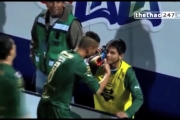 VIDEO: Ăn mừng bàn thắng cực dị, cầu thủ rút giày gọi điện thoại cho người thân VIDEO: Ăn mừng bàn thắng cực dị, cầu thủ rút giày gọi điện thoại cho người thân
