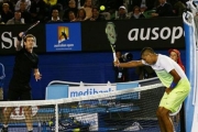 VIDEO: Tình huống giơ vợt như chắn bóng chuyền ở Australian Open 2015 VIDEO: Tình huống giơ vợt như chắn bóng chuyền ở Australian Open 2015
