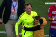 VIDEO: Rakitic khiến fan nhí ôm chặt và bật khóc sau trận đấu với Granada VIDEO: Rakitic khiến fan nhí ôm chặt và bật khóc sau trận đấu với Granada