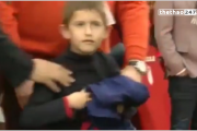 VIDEO: Fan nhí trốn ông xuống sân để gặp và xin áo của thần tượng Suarez VIDEO: Fan nhí trốn ông xuống sân để gặp và xin áo của thần tượng Suarez
