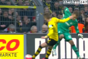 VIDEO: Sai lầm ngớ ngẩn của thủ thành Schalke khi đối đầu với Marco Reus VIDEO: Sai lầm ngớ ngẩn của thủ thành Schalke khi đối đầu với Marco Reus
