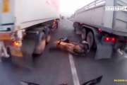 VIDEO: Thoát chết khó tin dù kẹt giữa gầm xe container và xe tải hạng nặng VIDEO: Thoát chết khó tin dù kẹt giữa gầm xe container và xe tải hạng nặng