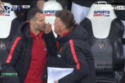 VIDEO hài hước: Van Gaal 'đấm yêu' Giggs vì không ăn mừng bàn thắng VIDEO hài hước: Van Gaal 'đấm yêu' Giggs vì không ăn mừng bàn thắng