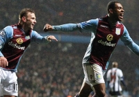 Benteke, Adam Johnson tỏa sáng; Aston Villa, Sunderland chiến thắng Benteke, Adam Johnson tỏa sáng; Aston Villa, Sunderland chiến thắng