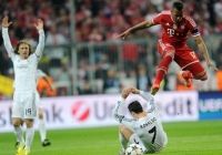 Video bóng đá: Tình huống vào bóng triệt hạ CR7 của cầu thủ Bayern Video bóng đá: Tình huống vào bóng triệt hạ CR7 của cầu thủ Bayern
