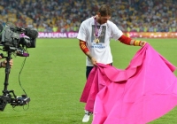 VIDEO: Sergio Ramos hóa thân thành võ sỹ đấu bò sau khi vô địch Champions League VIDEO: Sergio Ramos hóa thân thành võ sỹ đấu bò sau khi vô địch Champions League