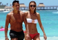 Alexis Sanchez đưa bồ xinh đi nghỉ mát Alexis Sanchez đưa bồ xinh đi nghỉ mát
