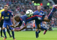 VIDEO: Young lại tái diễn thói 'ăn vạ' trong trận gặp Sunderland VIDEO: Young lại tái diễn thói 'ăn vạ' trong trận gặp Sunderland