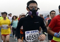 VĐV marathon phải đeo mặt nạ khi chạy ở Trung Quốc VĐV marathon phải đeo mặt nạ khi chạy ở Trung Quốc