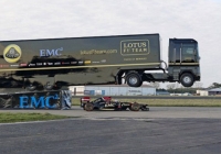 VIDEO: Khó tin pha lách qua gầm xe container của xe đua F1 VIDEO: Khó tin pha lách qua gầm xe container của xe đua F1