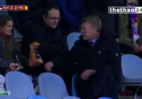 VIDEO: David Moyes ngồi ăn bim bim với CĐV sau khi bị đuổi lên khán đài VIDEO: David Moyes ngồi ăn bim bim với CĐV sau khi bị đuổi lên khán đài