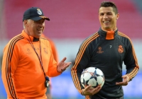 HLV Carlo Ancelotti đưa Ronaldo ‘lên mây xanh’ HLV Carlo Ancelotti đưa Ronaldo ‘lên mây xanh’