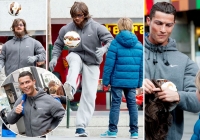VIDEO: Ronaldo 'đá bóng xin tiền' gây bất ngờ 1 bé trai trên phố VIDEO: Ronaldo 'đá bóng xin tiền' gây bất ngờ 1 bé trai trên phố