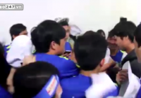 VIDEO: CĐV cuồng nhiệt 'bủa vây' Công Phượng và đồng đội sau chiến thắng VIDEO: CĐV cuồng nhiệt 'bủa vây' Công Phượng và đồng đội sau chiến thắng