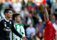 VIDEO: Cách Ronaldo phản ứng với những chiếc thẻ đỏ trong sự nghiệp VIDEO: Cách Ronaldo phản ứng với những chiếc thẻ đỏ trong sự nghiệp