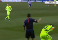 VIDEO: Jordi Alba vô tình bị trọng tài biên cho ăn gậy VIDEO: Jordi Alba vô tình bị trọng tài biên cho ăn gậy
