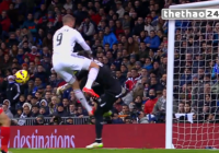 VIDEO: Benzema thoát thẻ dù vào bóng triệt hạ với thủ thành Sevilla VIDEO: Benzema thoát thẻ dù vào bóng triệt hạ với thủ thành Sevilla