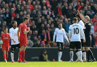 Steven Gerrard nhận thẻ đỏ sau 40 giây vào sân Steven Gerrard nhận thẻ đỏ sau 40 giây vào sân