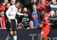 Balotelli có thể bị phạt nặng vì dùng ‘ngón tay thối’ với CĐV MU Balotelli có thể bị phạt nặng vì dùng ‘ngón tay thối’ với CĐV MU