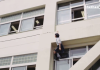 VIDEO: Màn leo tường ấn tượng của nữ sinh Nhật Bản khi đến lớp muộn VIDEO: Màn leo tường ấn tượng của nữ sinh Nhật Bản khi đến lớp muộn
