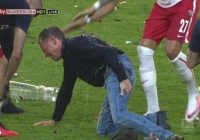 VIDEO: HLV Đức chấn thương khi ăn mừng đội nhà thăng hạng Bundesliga VIDEO: HLV Đức chấn thương khi ăn mừng đội nhà thăng hạng Bundesliga