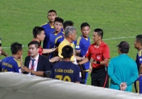 Cầu thủ Quang Nam: 'Tôi không phục quyết định của trọng tài' Cầu thủ Quang Nam: 'Tôi không phục quyết định của trọng tài'