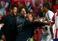 VIDEO: Bạo lực, ăn vạ, thẻ phạt... ở các trận derby Madrid VIDEO: Bạo lực, ăn vạ, thẻ phạt... ở các trận derby Madrid