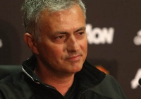 Mourinho tuyên bố vị trí của Rooney: Không phải tiền vệ Mourinho tuyên bố vị trí của Rooney: Không phải tiền vệ