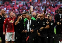 HLV Mourinho muốn tặng Siêu cup nước Anh cho người đặc biệt HLV Mourinho muốn tặng Siêu cup nước Anh cho người đặc biệt