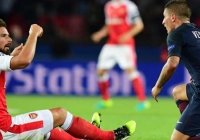 Giroud nổi khùng với Verratti vì 2 chiếc thẻ đỏ Giroud nổi khùng với Verratti vì 2 chiếc thẻ đỏ