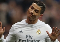 Cristiano Ronaldo giơ ngón tay thối vào mặt đồng đội tại Real Madrid Cristiano Ronaldo giơ ngón tay thối vào mặt đồng đội tại Real Madrid