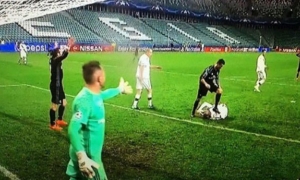 Video sự thật vụ Ronaldo giẫm lên người đối thủ Video sự thật vụ Ronaldo giẫm lên người đối thủ