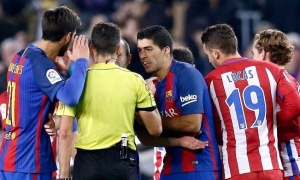 Luis Suarez bất bình về tấm thẻ đỏ trong trận gặp Atletico Luis Suarez bất bình về tấm thẻ đỏ trong trận gặp Atletico
