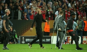 Zlatan! Hãy ở lại và anh có thể ngủ với vợ tôi Zlatan! Hãy ở lại và anh có thể ngủ với vợ tôi