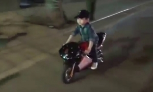 Video: Bé trai lái mô tô 'lượn phố' quanh Hà Nội Video: Bé trai lái mô tô 'lượn phố' quanh Hà Nội